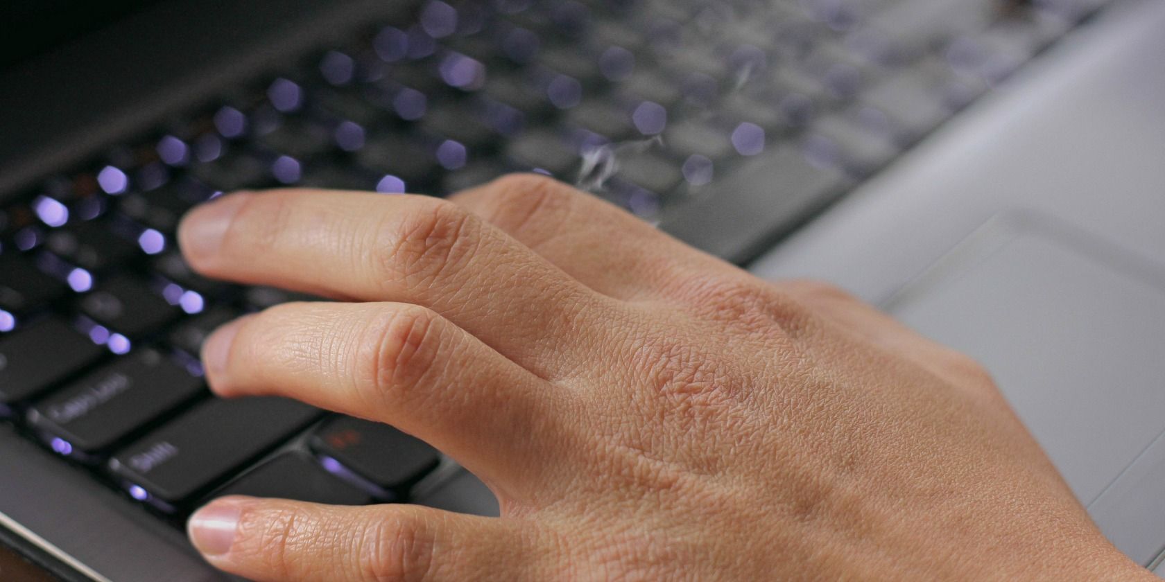 Мошенники эпл. Think Keyboard. The proper typing on the Keyboard. Что за тень бегает по клавиатуре если удерживать палец.