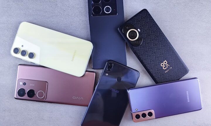 A group of cell phones sitting next to each other