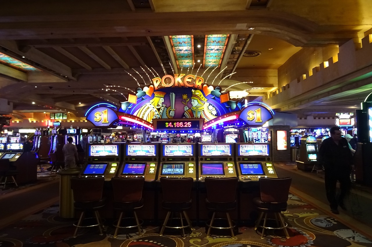 registration, casino, sign-up 📸📸 A person filling out an online casino registration form on a laptop screen 📸📸 Форма регистрации в казино