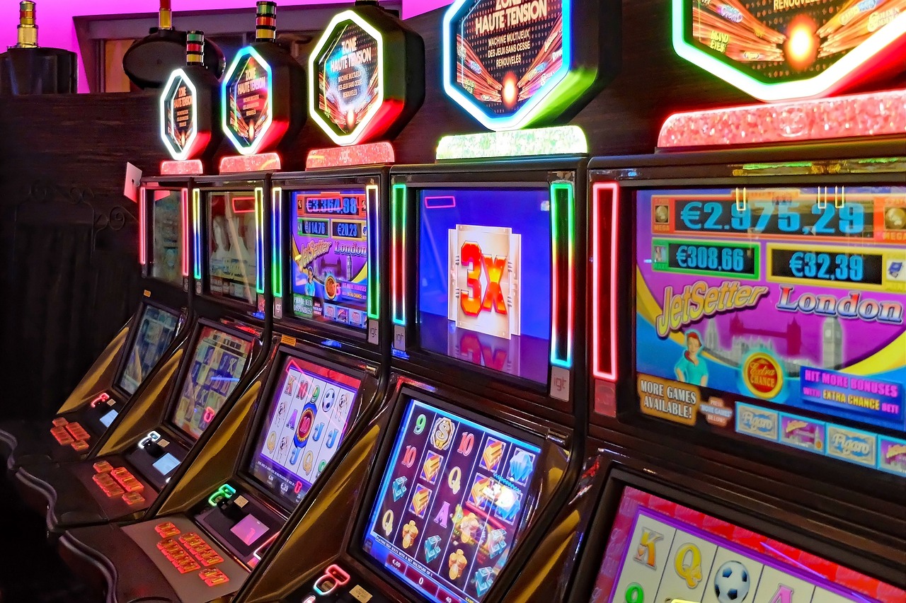 casino, slots, jackpot 📸📸 Realistic image of a luxurious casino floor with slot machines and flashing lights 📸📸 Игровой зал казино