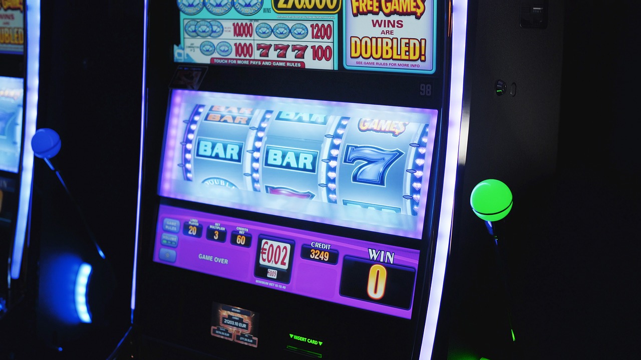 mobile casino, gaming, smartphone 📸📸 A person playing an online casino slot game on a smartphone 📸📸 Игра на телефоне